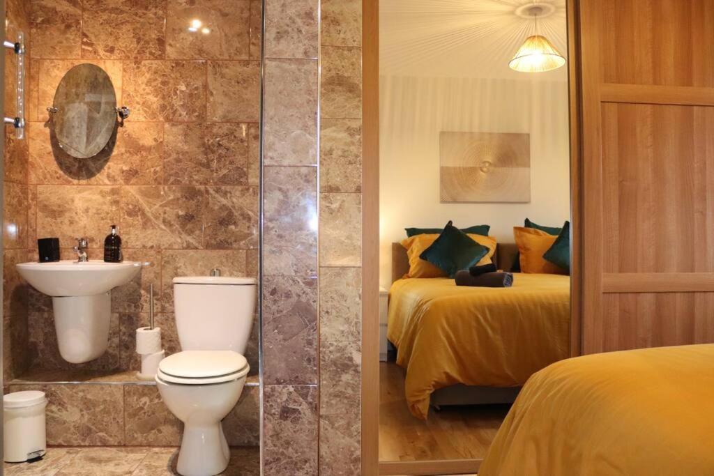 Cosy 3 Bedroom 2 Bathroom House With Parking Sheldon  Exteriér fotografie